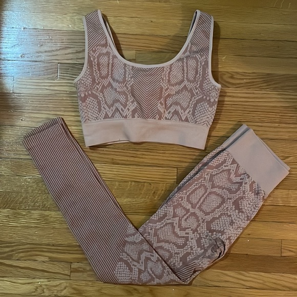Snake Print Yoga Pants and Sports Bra Set - Picture 2 of 4